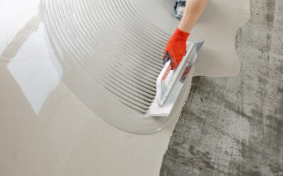 Pose de chape en rénovation : comment rattraper les différences de niveau d’un ancien sol ?